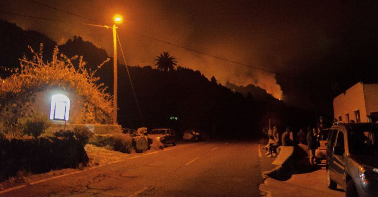 Parte del dispositivo formado para la extinción del incendio forestal declarado en la isla de la Palma.