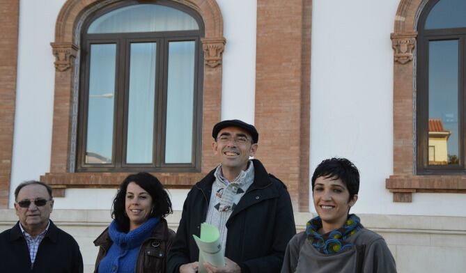 Los concejales del grupo municipal de IU en el Ayuntamiento de Málaga junto al presidente de la Asociación de Defensa de las Chimeneas y del Patrimonio Industrial y Tecnológico de Málaga.