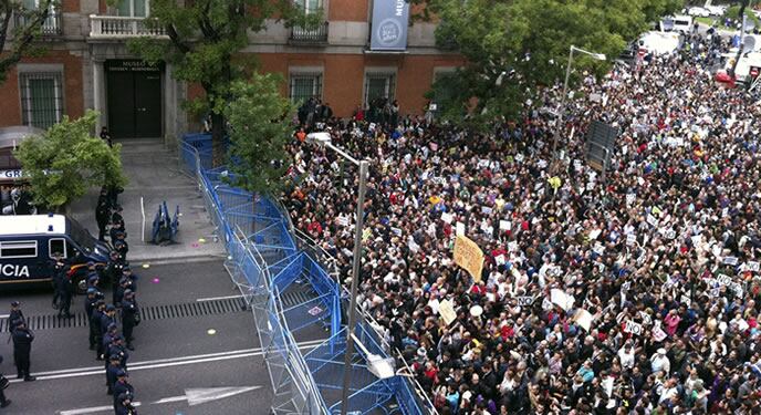 Gran número de personas en la Plaza de Neptuno frenada por la Policía