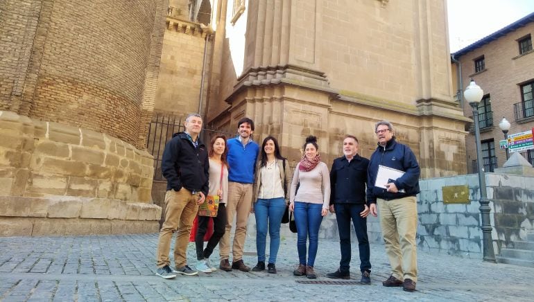 El alcalde Eneko Larrarte junto a integrantes de la Asociación de Vecinos del Casco Antiguo de Tudela y representantes del Paloteado de San Pedro