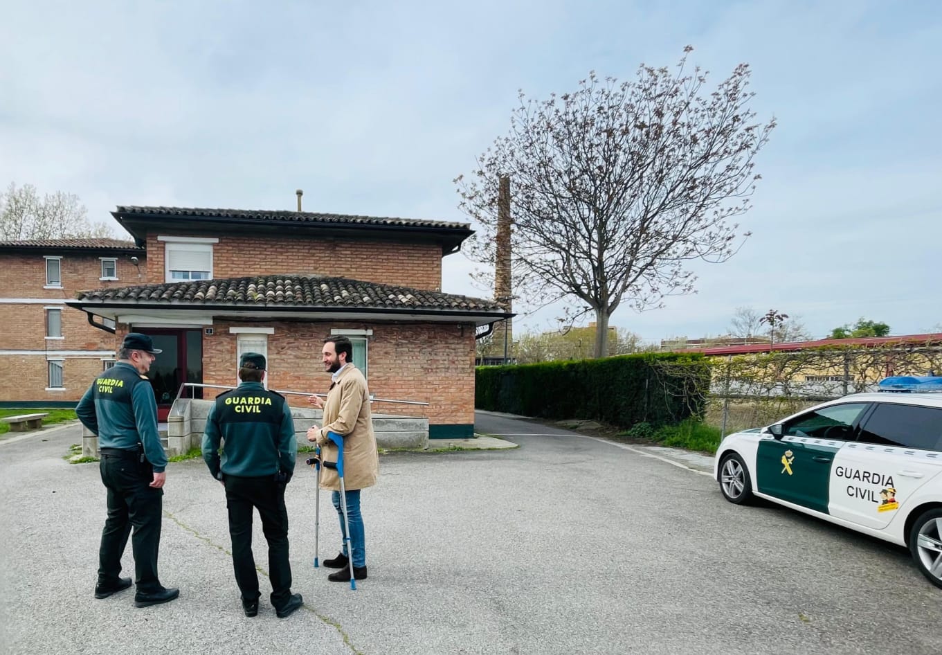 Visita de Isaac Claver al Cuartel de la Guardia Civil en Monzón