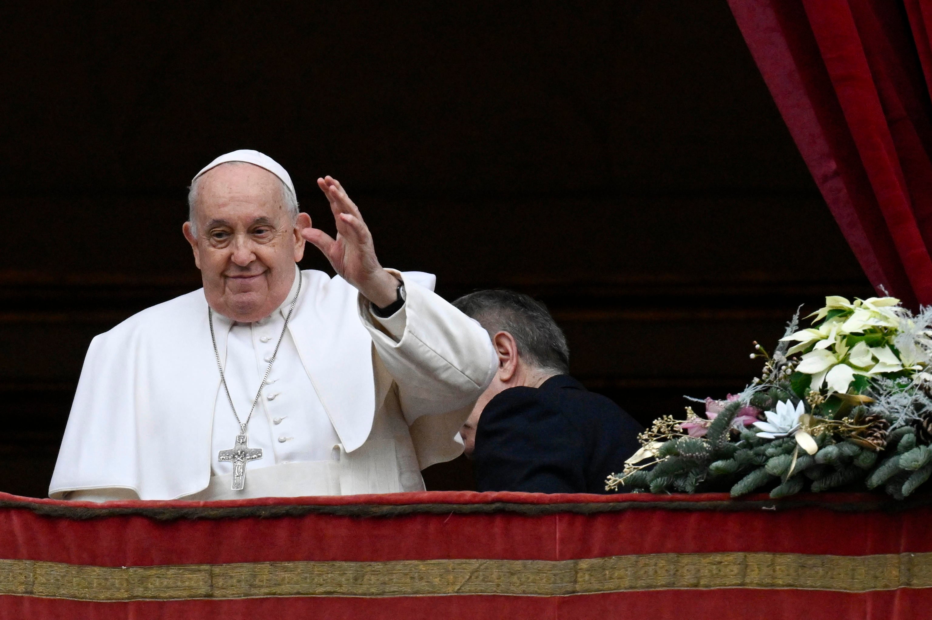 Fotografía cedida por el Vaticano del papa Francisco durante la oración Urbi et Orbi desde el balcón de la basilica de San Pedro hoy, en el Vaticano.