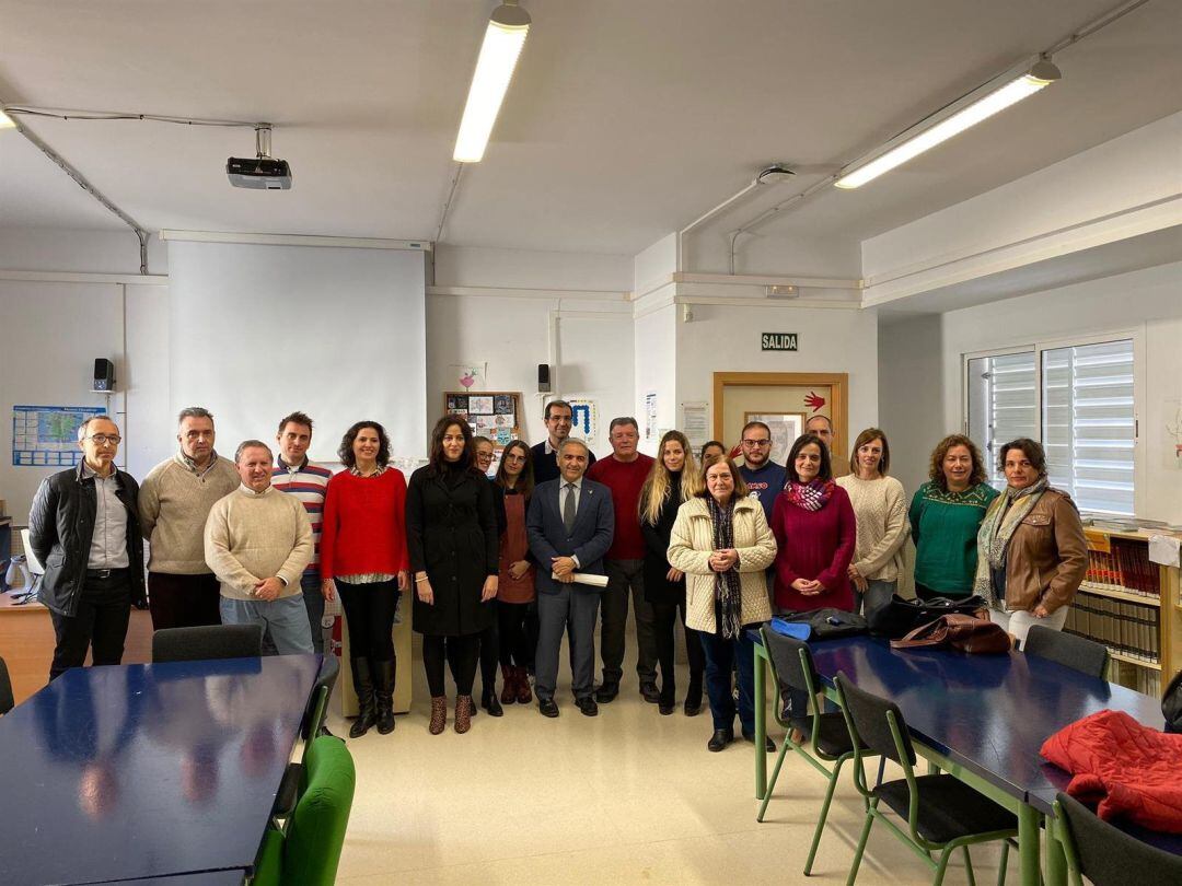 El delegado de educación de la Junta en Granada  posa con el profesorado y la directiva del IES Beatriz Galindo "La Latina"