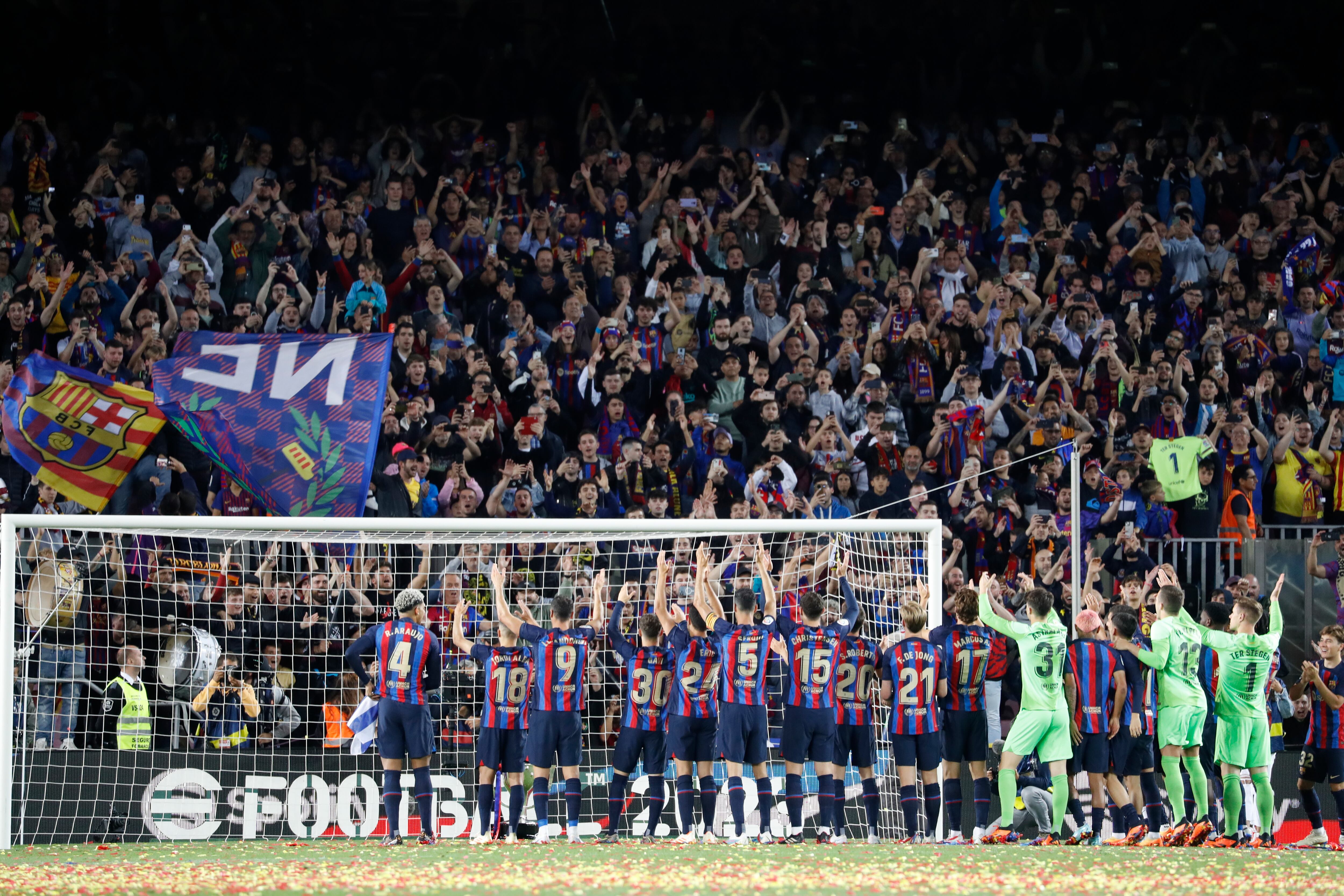 Los jugadores del FC Barcelona celebran con la afición su victoria como campeones de LaLiga Santander 22-23 en el Spotify Camp Nou. EFE