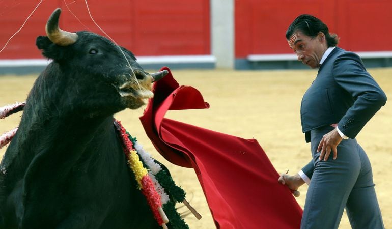 GRAF4638. GRANADA (ESPAÑA), 15-04-2018.- El diestro Curro Díaz da un pase con muleta durante el XXII Festival Taurino con picadores, corrida benéfica a favor de de la Asociación Sindrome Down de Granada, esta tarde en la plaza de toros de Granada. EFE-Pep