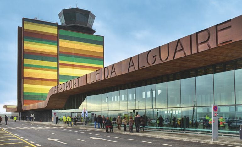 Una terminal &quot;aplacada de plaques de metall en ombres de l&#039;oliva, verd i marró” en ressenya el diari britànic