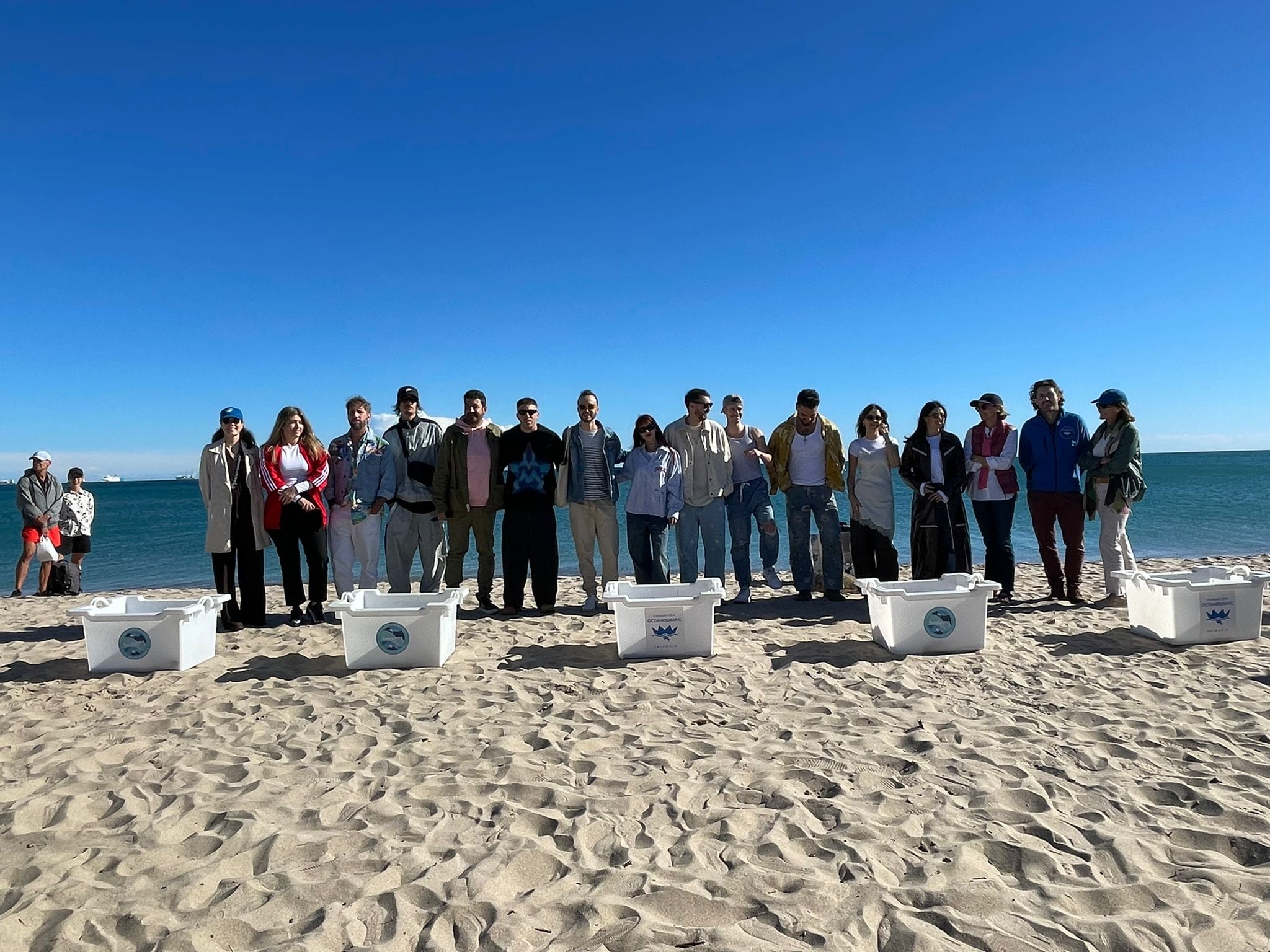 Artistas y locutores de LOS40 liberan tortugas marinas junto al Oceanogràfic en una jornada por el medio ambiente
