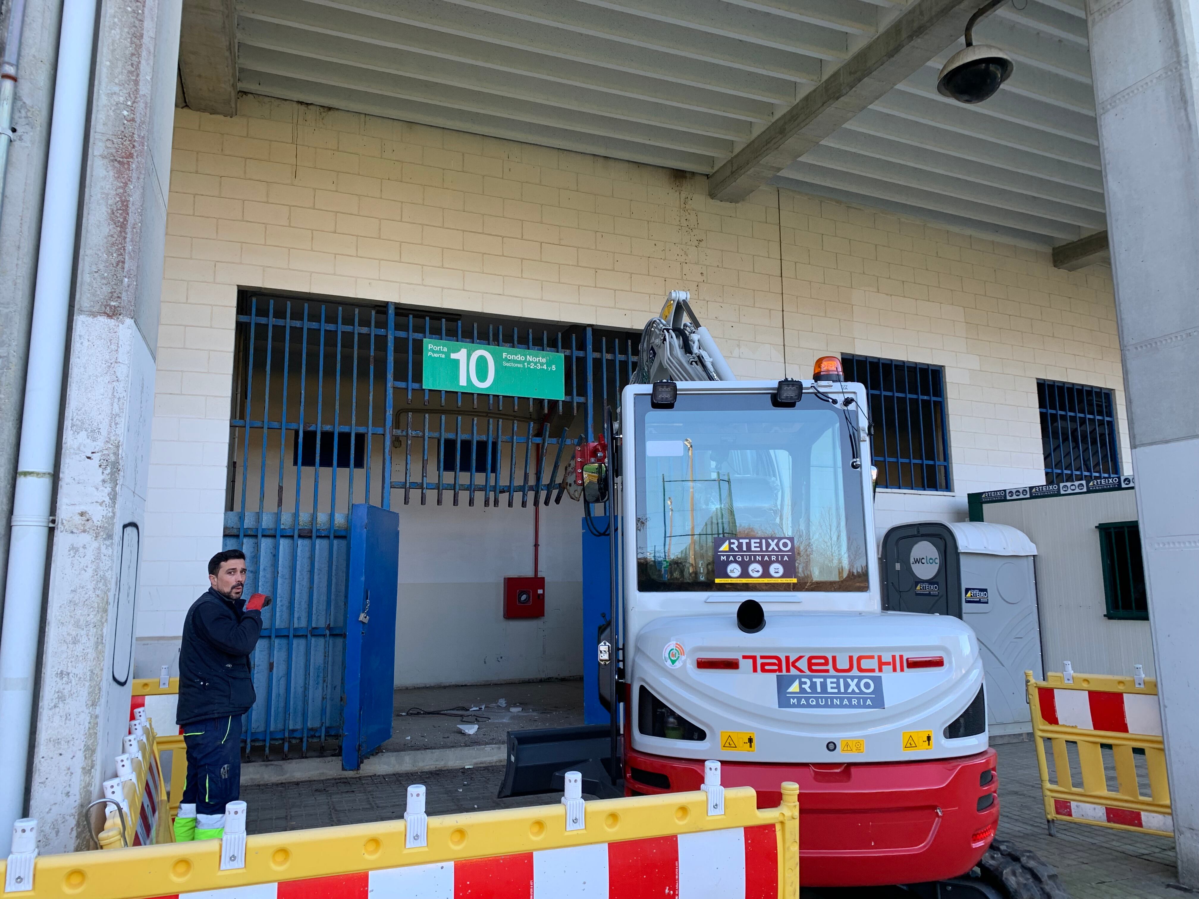 Primeros trabajos en el estadio de A Malata en la mañana de este miércoles (foto: Raúl Salgado)