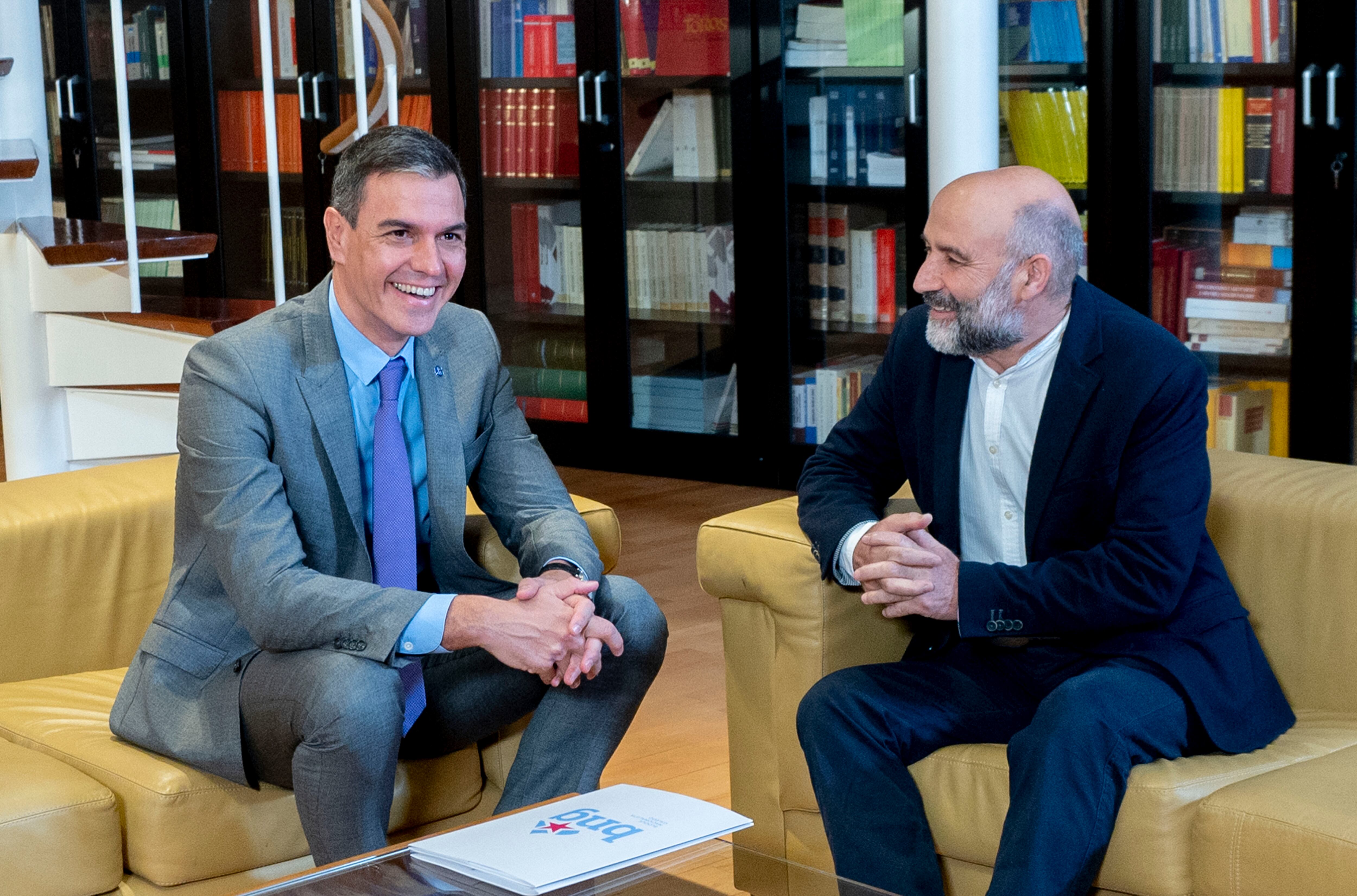 Pedro Sánchez y Néstor Rego, en una de la reuniones para hablar sobre la investidura (Photo By Alberto Ortega/Europa Press via Getty Images)