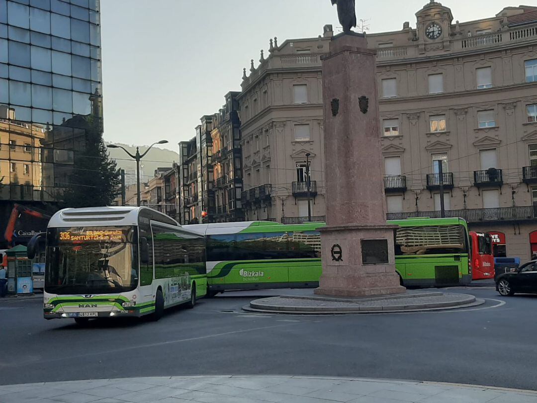 Undades de BIzkaibus en la plaza Circular de Bilbao