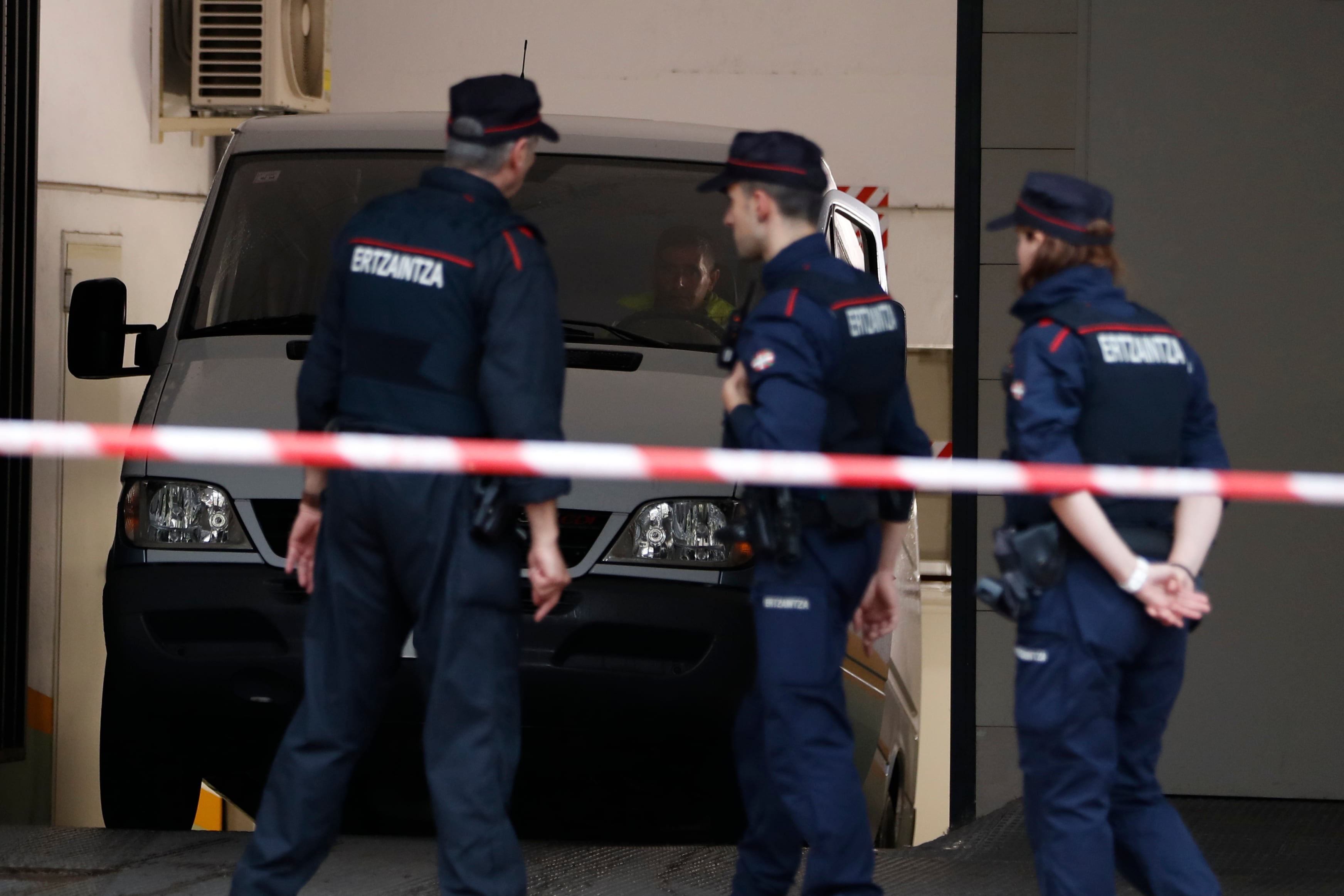 VITORIA, 28/05/2023.-Empleados de los servicios fúnebres y miembros de la Ertzaintza en el apartahotel de Vitoria en el se que investiga la muerte de una mujer, cuyo cadáver ha sido localizado este domingo con indicios de violencia. EFE/ David Aguilar
