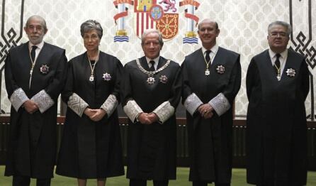 Los magistrados del Tribunal Constitucional Andrés Ollero, Juan José González Rivas, Encarnación Roca y Fernando Valdés Dal-Ré junto al presidente del TC, Pascual Sala, durante el acto en el que han tomado posesión de su cargo