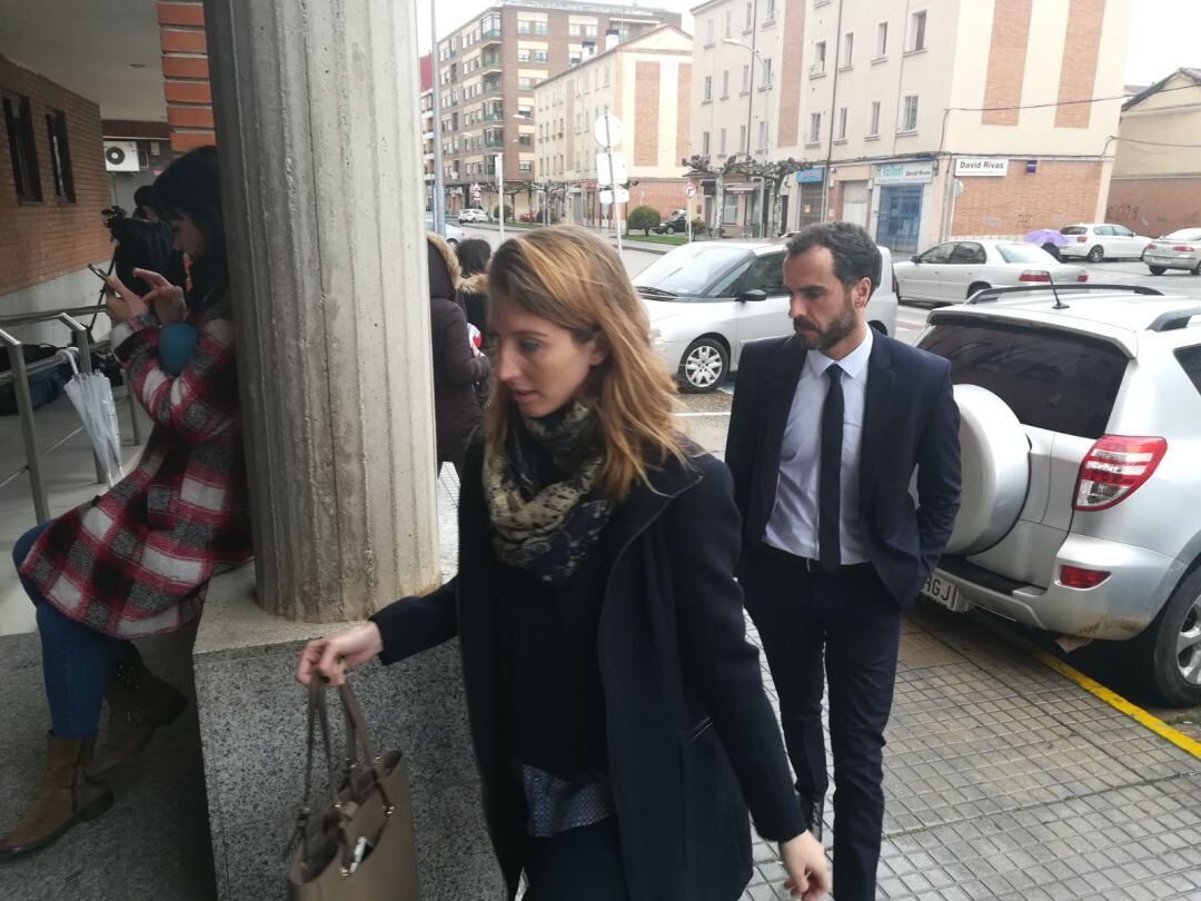 Letrados de la defensa de C.C.S. entrando en los juzgados de Aranda durante la instrucción del proceso