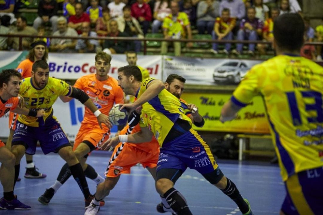 Juan de Dios Linares durante una acción de ataque del Villa de Aranda en el pasado encuentro ante Torrelavega en el Príncipe de Asturias.