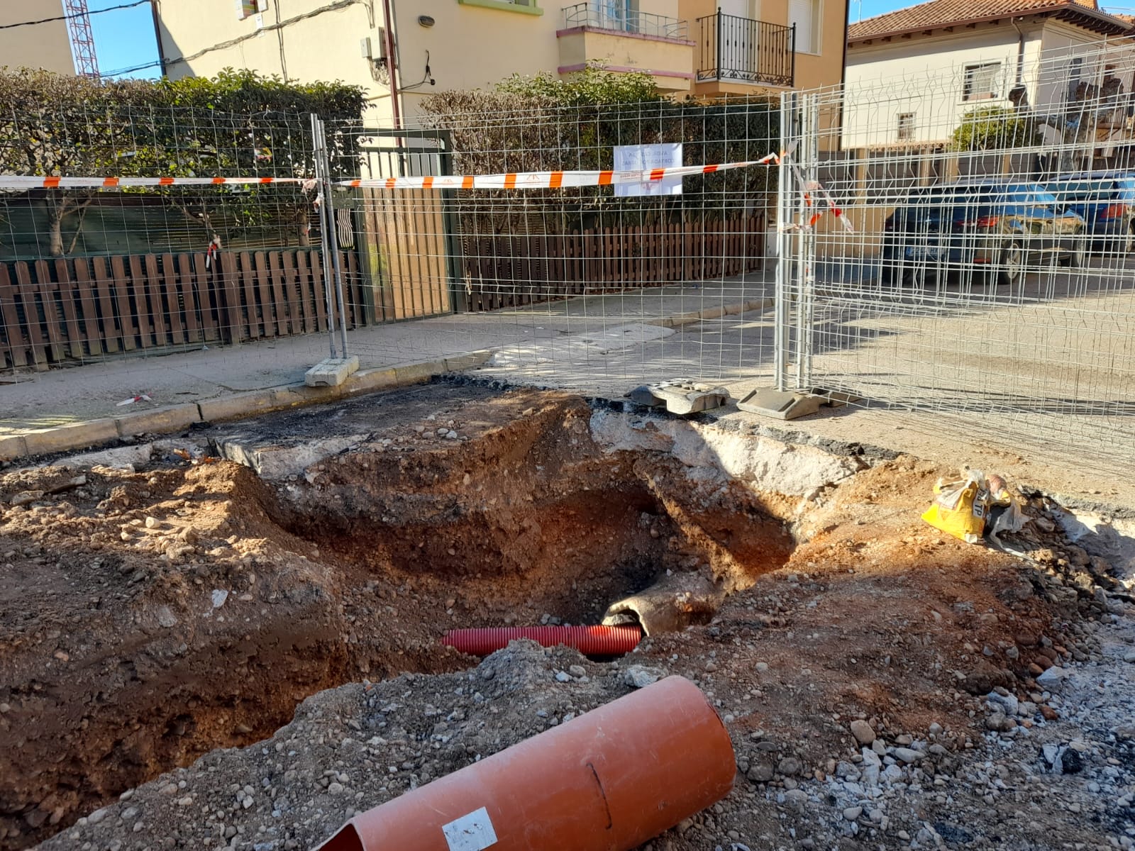 Una de las tuberías seccionadas que ha quedado al aire está en las inmediaciones de una Escuela Infantil