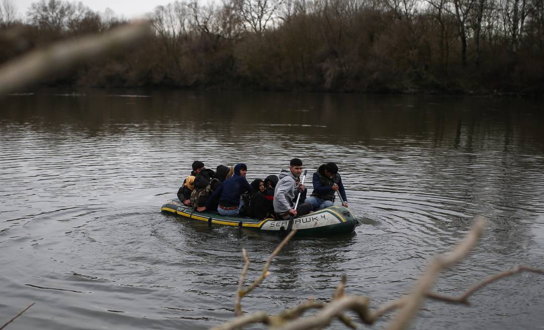 Migrantes en una lancha. (Imagen de archivo)