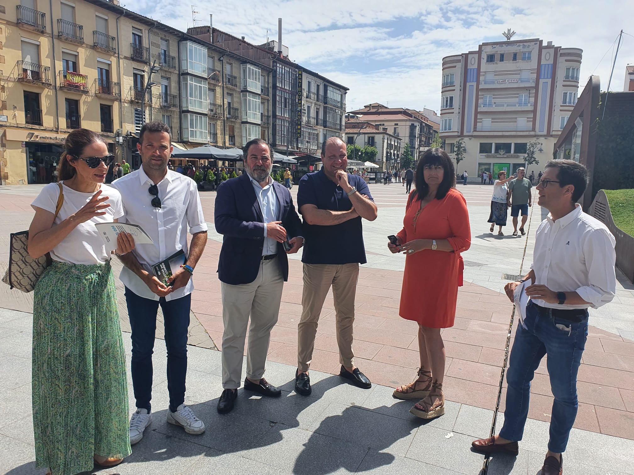 Miembros del PP de Soria, en la plaza Mariano Granados, en la campaña de fomento del voto por correo.