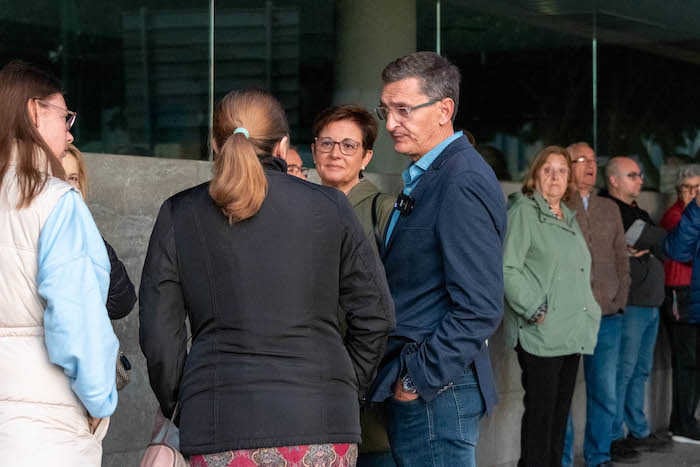 Sánchez Teruel y Adriana Valverde (PSOE) con vecinos que hacen cola para conseguir cita médica.