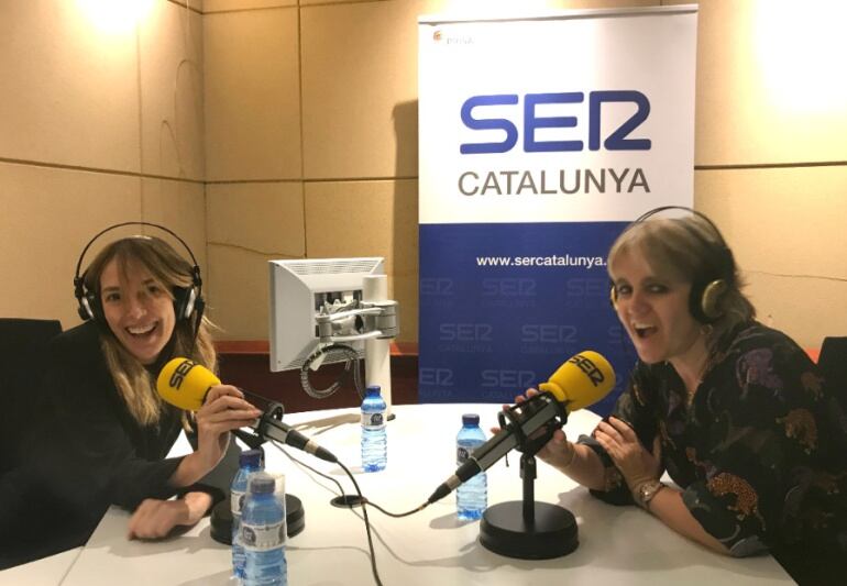 Teresa Helbig i Rosa Tous, als estudis de Ràdio Barcelona.