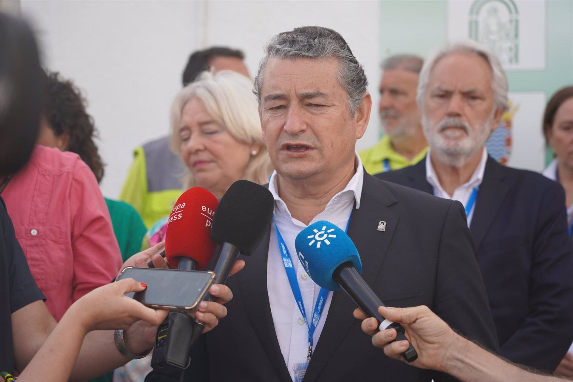 El consejero de la Presidencia, Interior, Diálogo Social y Simplificación  Administrativa, Antonio Sanz, atiende a los periodistas en el Circuito de Jerez