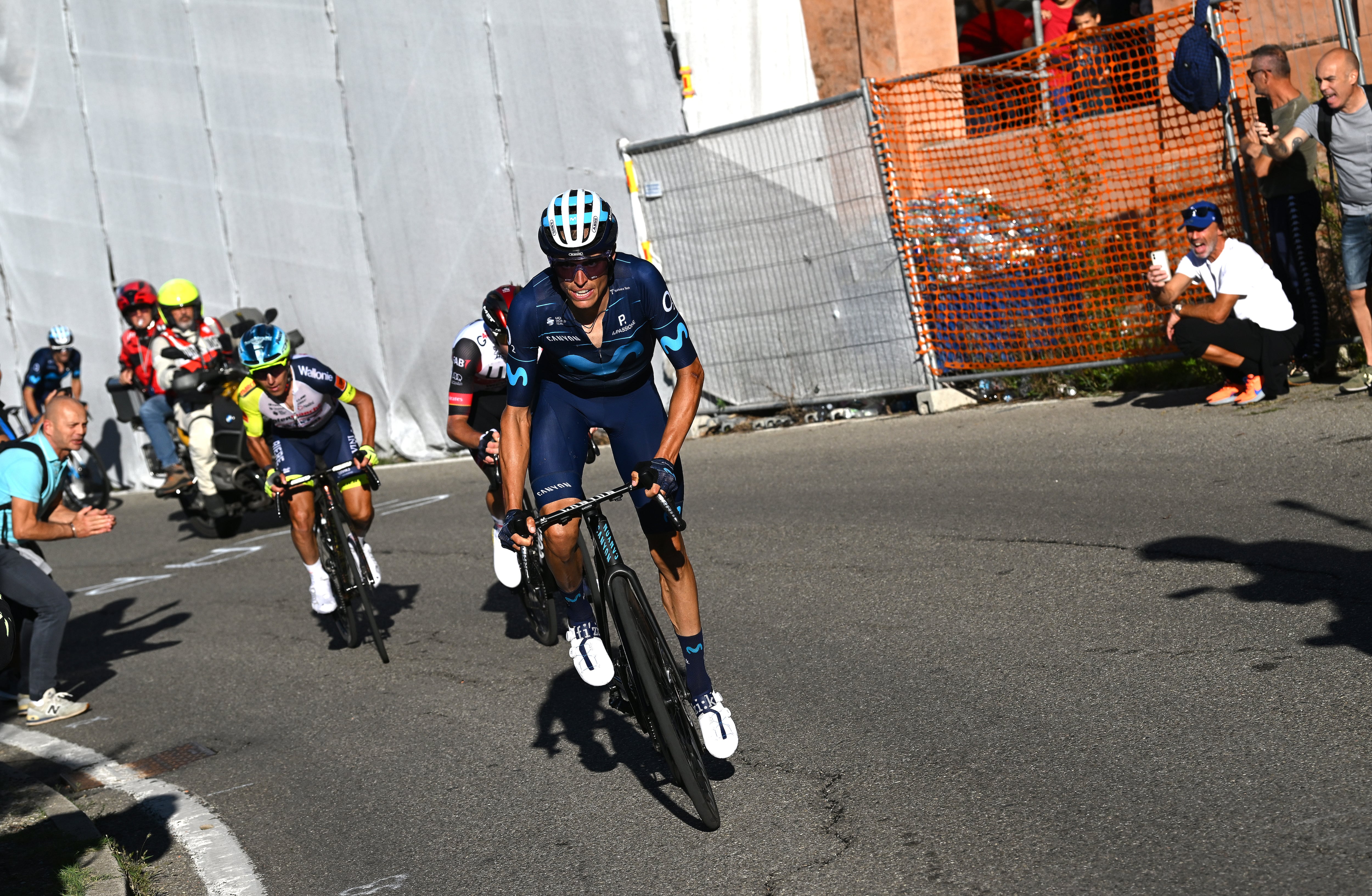 Enric Mas, en el Giro de Emilia, seguido de Pogacar