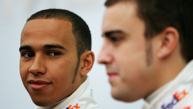 Alonso y Hamilton en la presentación de McLaren en el año 2007