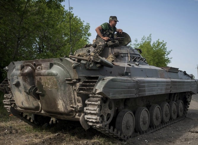 Soldados ucranianos en un campamento temporal cerca de un punto de control en Mariupol (Ucrania).