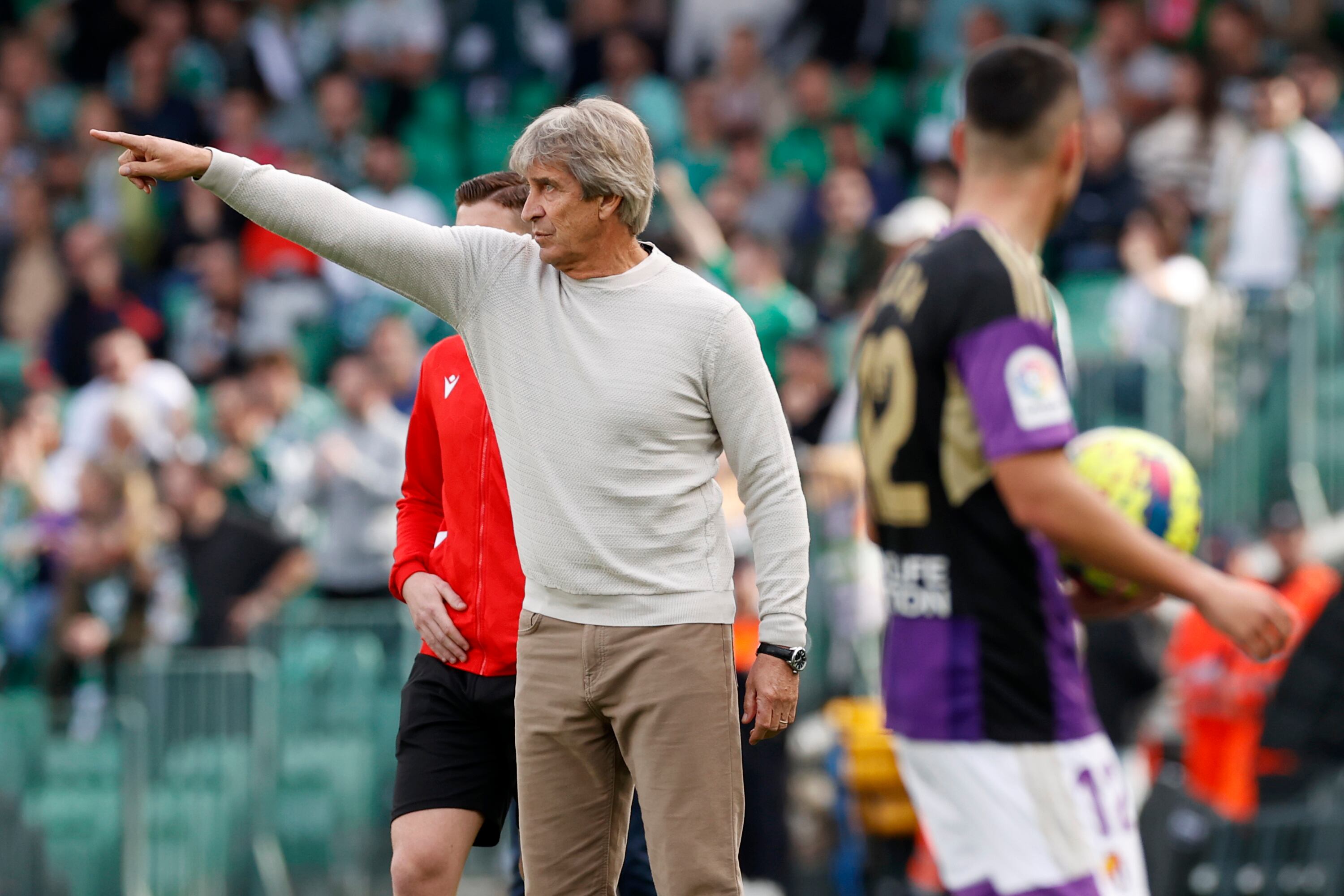 SEVILLA, 18/02/2023.- El entrenador del Betis, Manuel Pellegrini, da instrucciones a sus jugadores durante el partido de la Jornada 22 de LaLiga que estos dos equipos juegan este sábado en el estadio Benito Villamarín de Sevilla. EFE/Julio Muñoz
