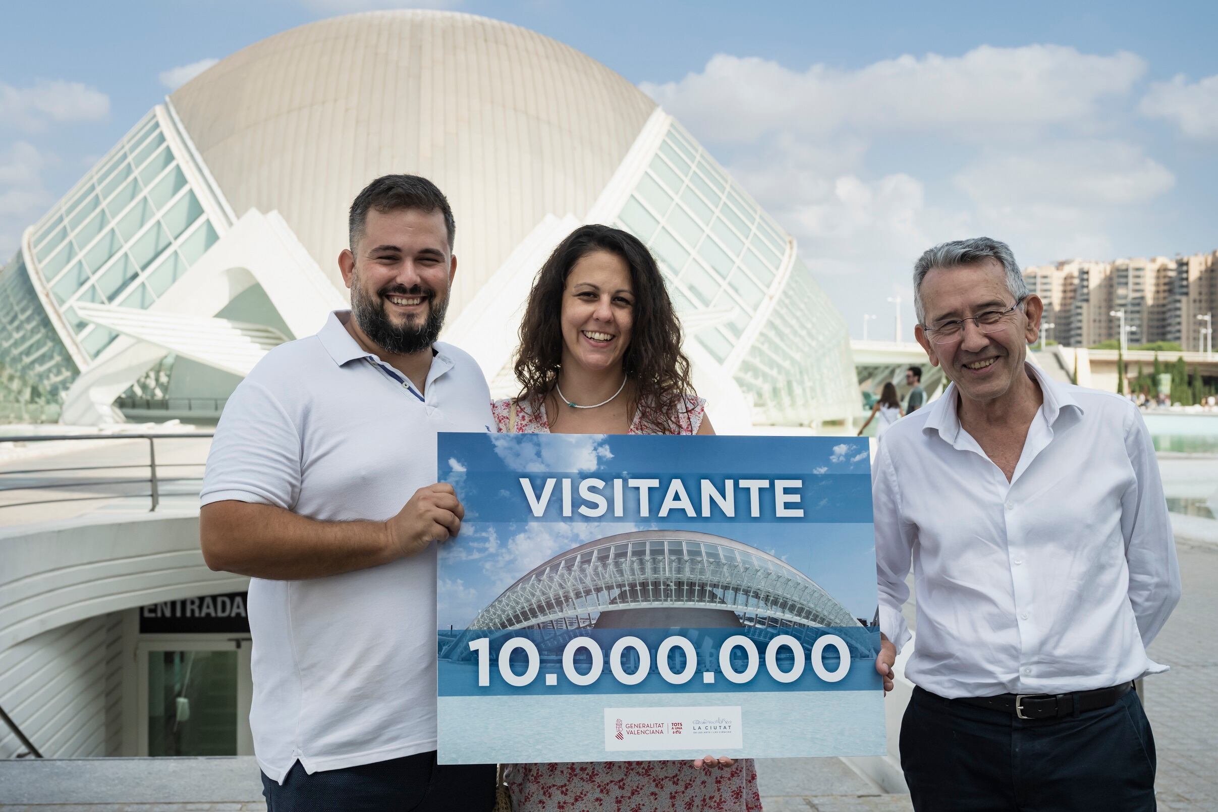 Se trata de Jesús León Sánchez, vecino del barrio de Benicalap (València) que se ha mostrado ‘muy contento y sorprendido’ al conocer la noticia a su llegada al Hemisfèric