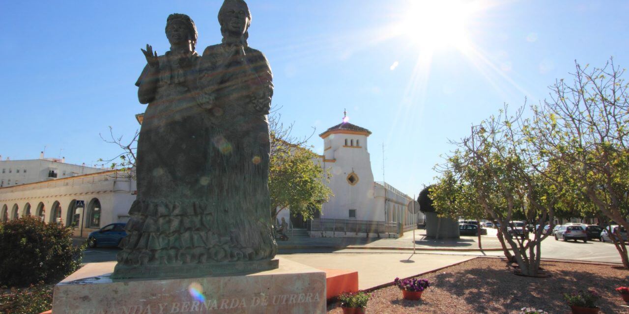 Monumento de Fernanda y Bernarda de Utrera en la plaza Ximénez Sandoval