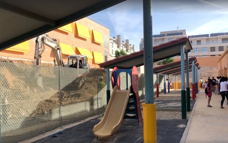 Maquinaria pesada cerca de una zona estancial del colegio público de Tempranales en San Sebastián de los Reyes