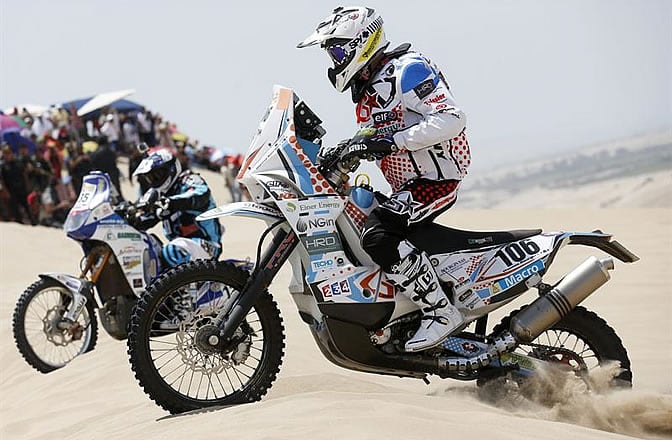 El motociclista francés Thomas Bourgin compitiendo durante la primera etapa del Rally Dakar en Lima