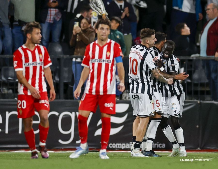 Los jugadores del Castellón celebran uno de sus goles al Sporting ante el gesto de lamento de los jugadores rojiblancos.