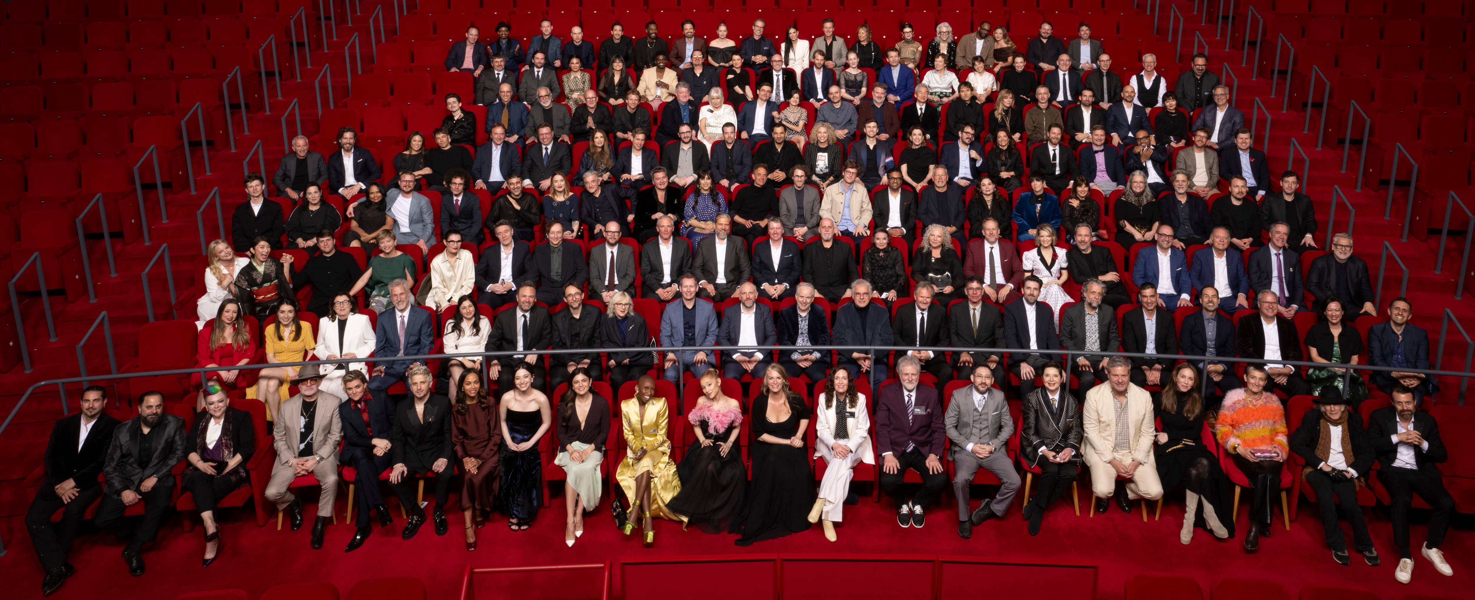 Fotografía cedida por Richard Harbaugh / The Academy que muestra los nominados a la 97 edición de los Óscar posando durante una cena celebrada este martes