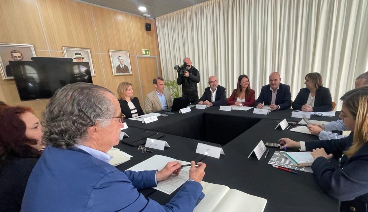 Reunión de la comisión de seguimiento de los apartamentos don Pepe