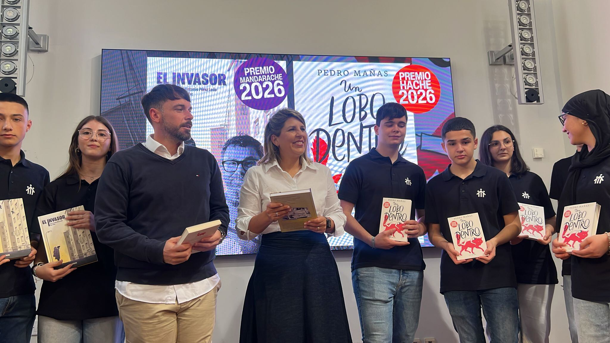 Pedro Mañas con ‘Un lobo dentro’ y Pérez Ledo junto a Alex Orbe con ‘El invasor’ ganan los Premios Mandarache y Hache 2026