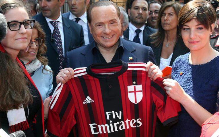 Berlusconi posa con la camiseta del AC Milan