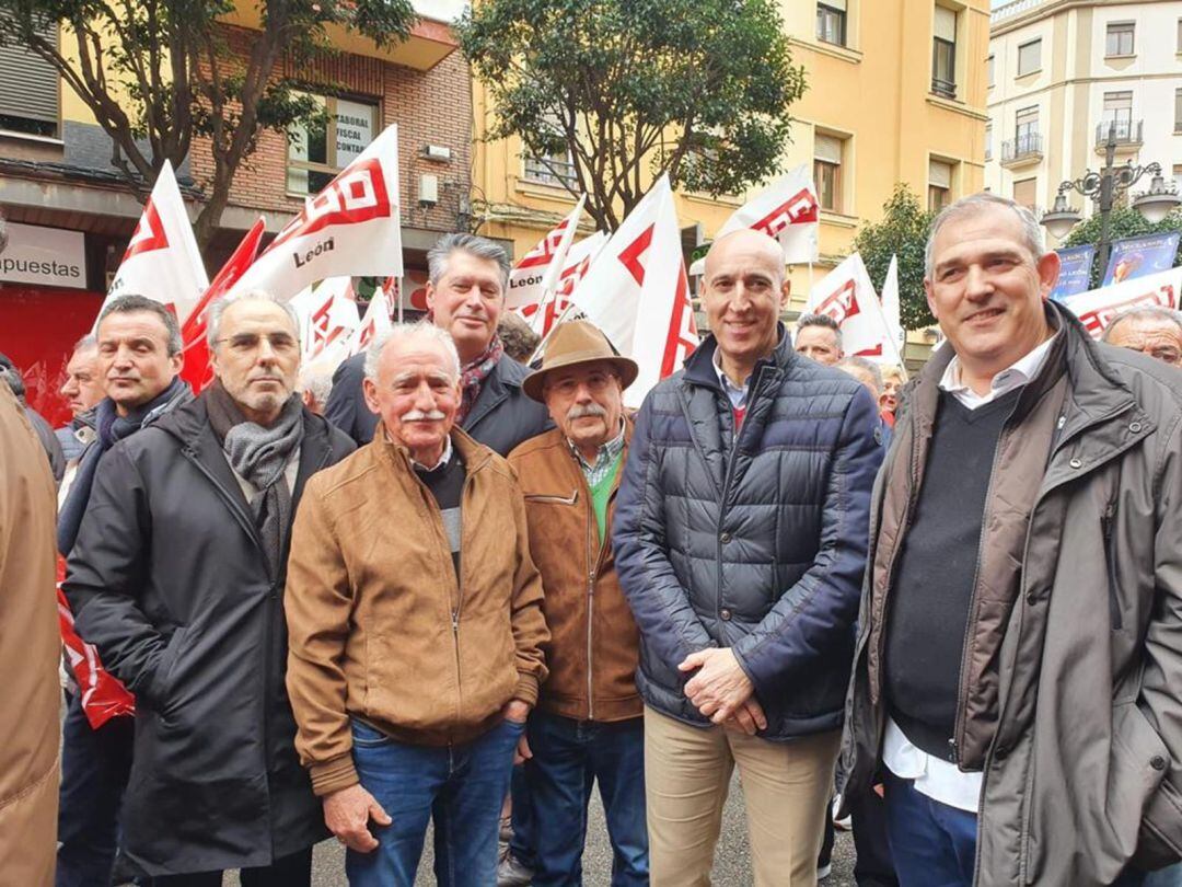 El alcalde y varios conejales durante su participación en la manifestación del 16F