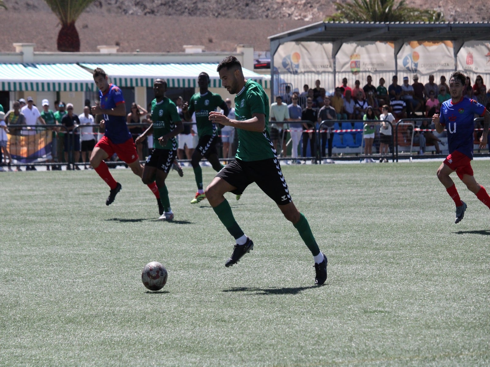 Un jugador del Unión Sur Yaiza conduciendo el balón.