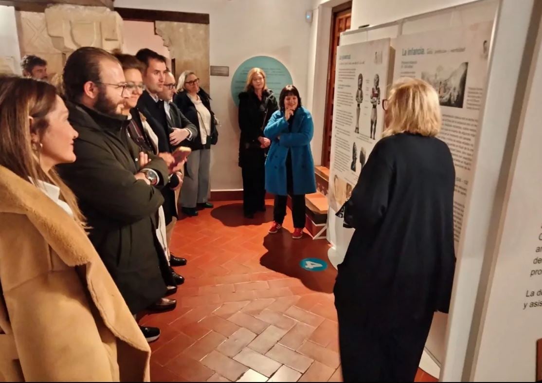 Visita a la exposición, durante la inauguración de la misma