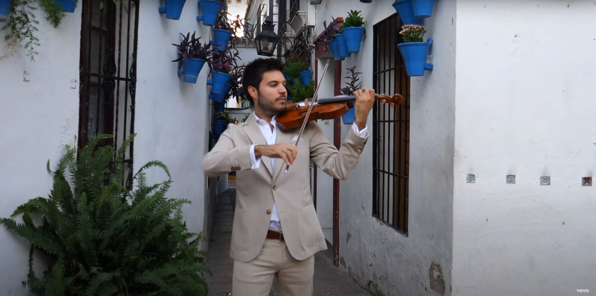 El violinista cordobés Paco Montalvo toca el violín en la Calleja del Pañuelo