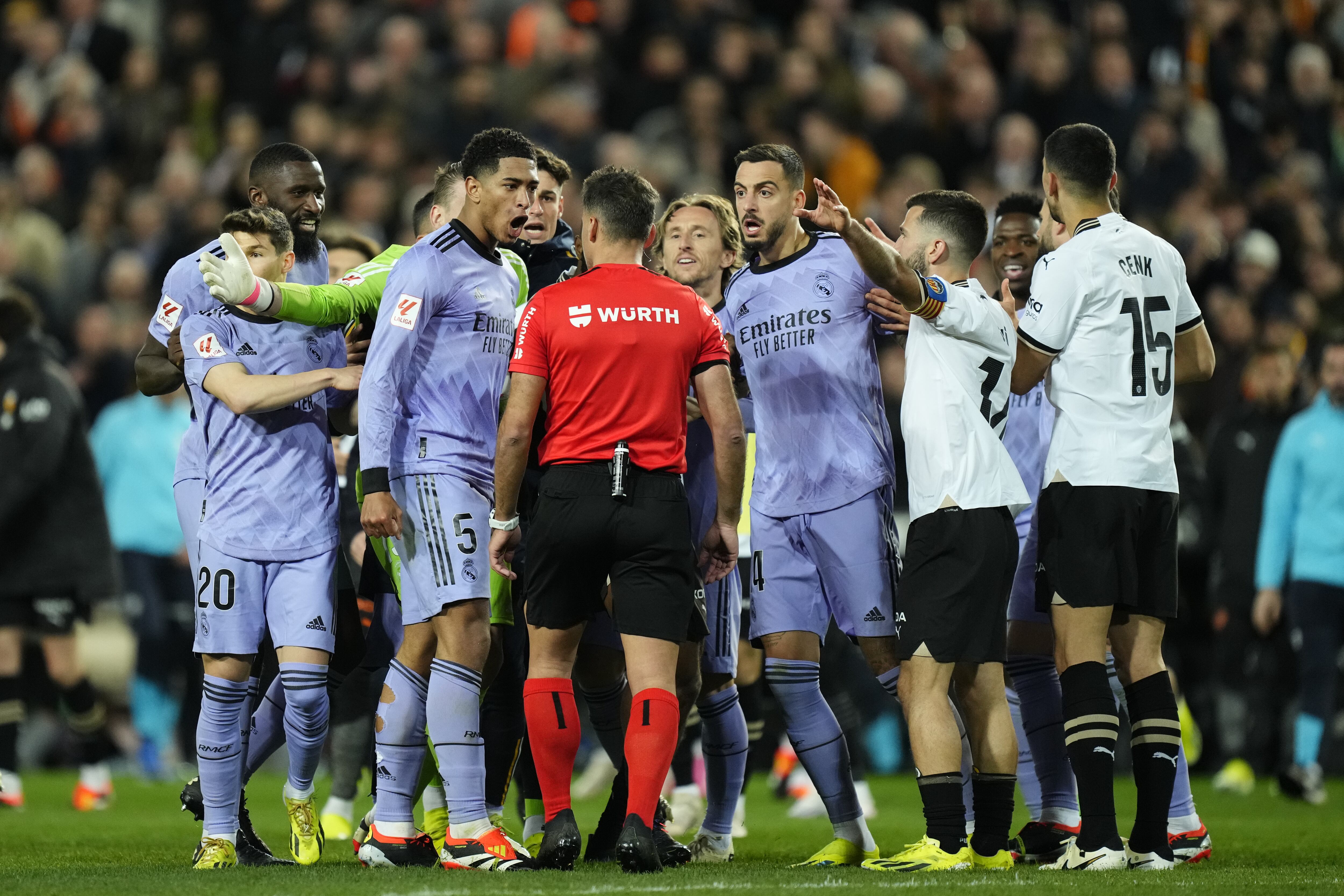 Jugadores del Real Madrid protestan ante el colegiado Gil Manzano por la acción polémica en el Valencia-Real Madrid