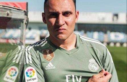 Keylor posa con la camiseta que lucirá la próxima temporada