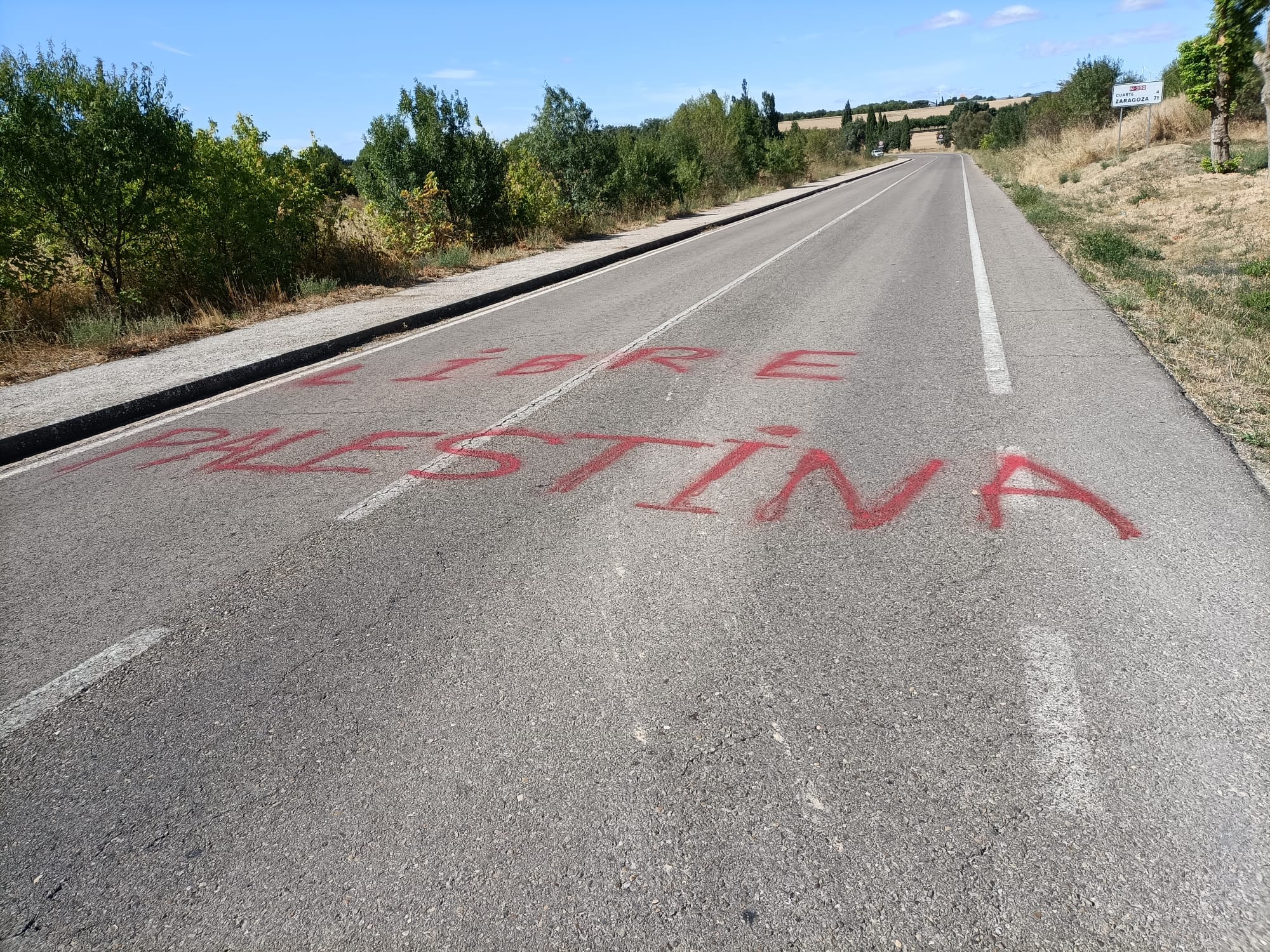 Pintada en la carretera del cementerio, Huesca.
