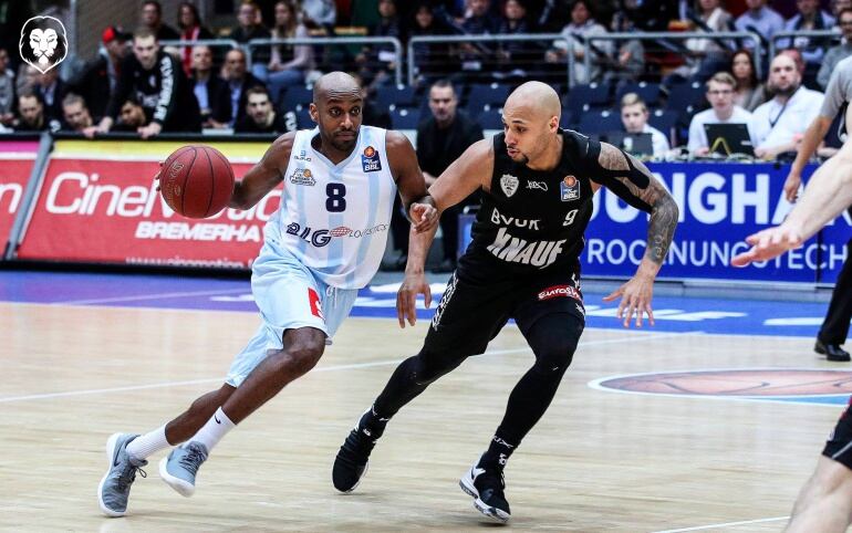 Berhanemeskel penetra a canasta en un partido de la liga alemana