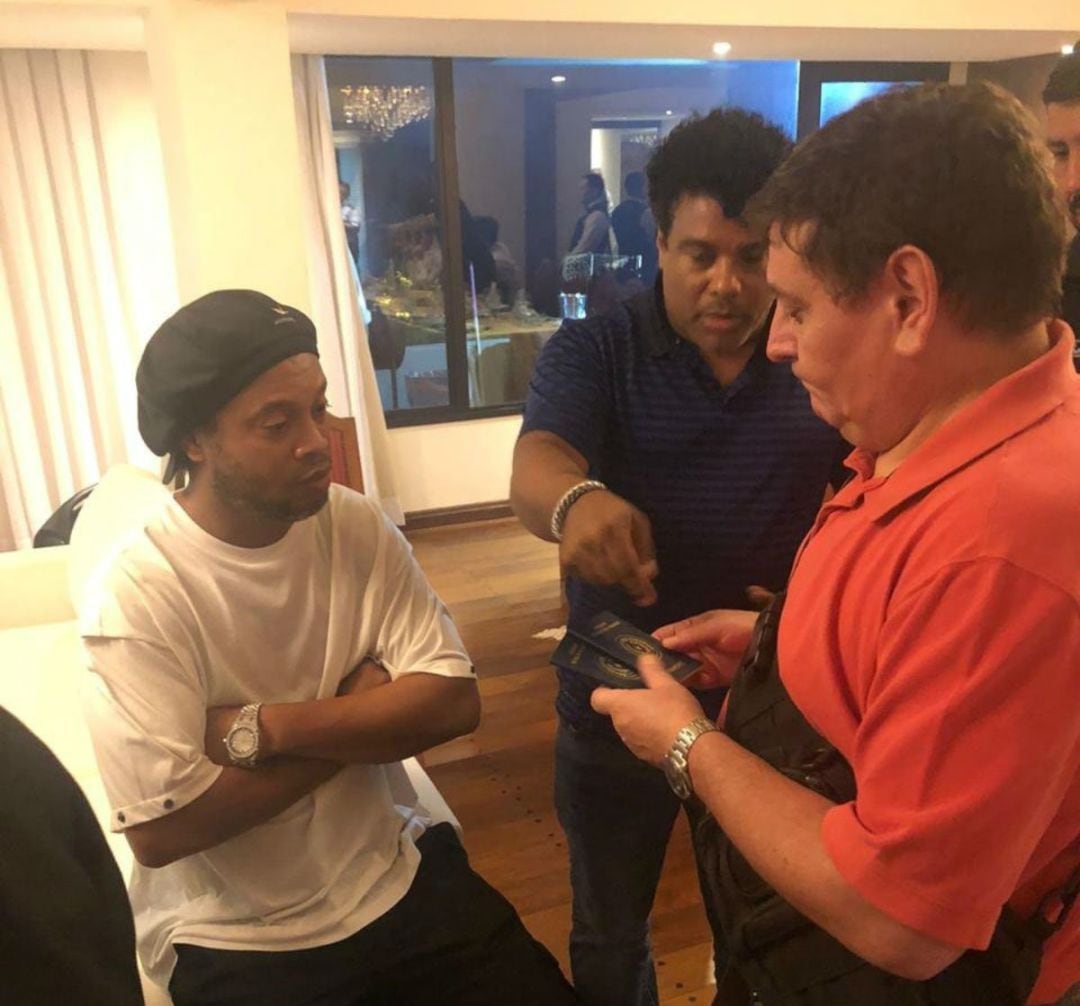 Ronaldinho y su hermano, en un hotel paraguayo, bajo custodia de las autoridades locales