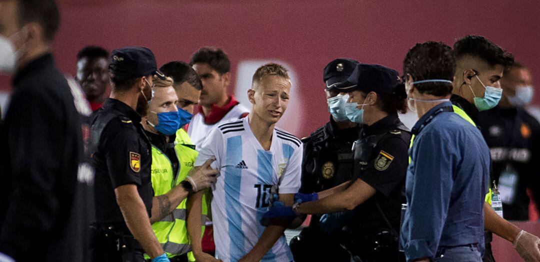 Imagen del joven detenido por la policía tras saltar al césped del estadio