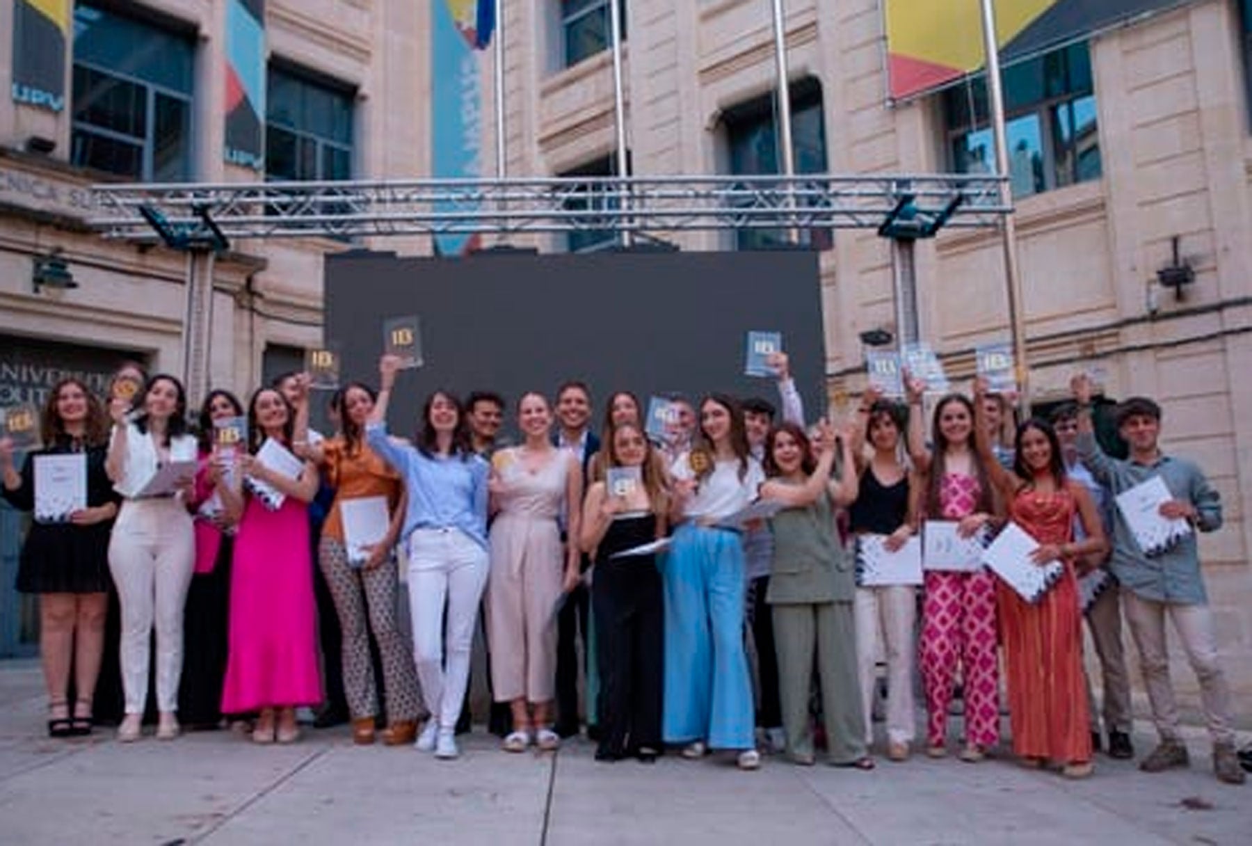 Los premiados celebran su premio en la Plaza Ferrándiz y Carbonell