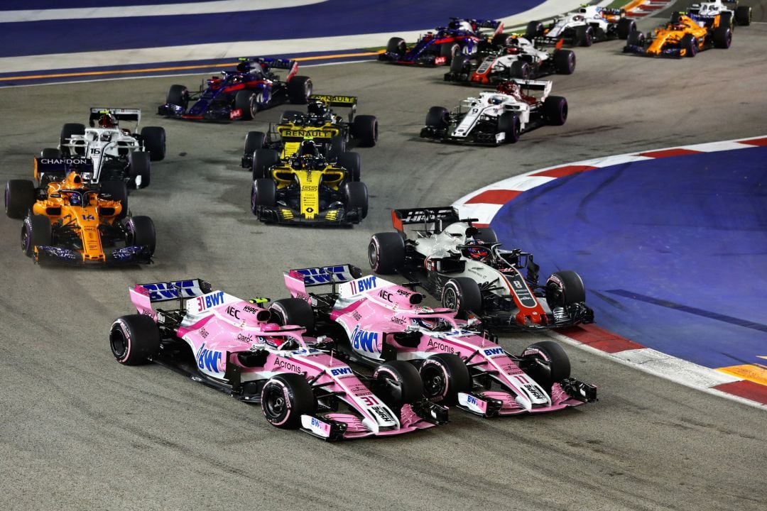  Esteban Ocon, Force India, y Sergio Perez, Force India, en un choque durante el GP de Singapur