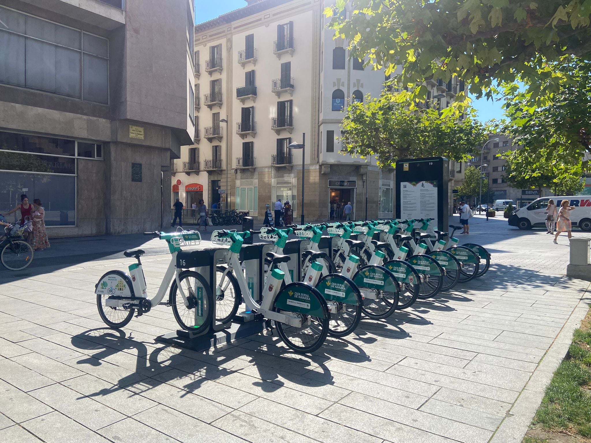 Parada de bicis eléctricas en la Avda Carlos III de Pamplona